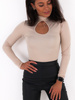 Dopasowana bluzka z półgolfem z wycięciem na dekolcie beżowa c600 k01