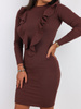 Dopasowana sukienka z prążka falbanki na dekolcie czekoladowa a242 k01