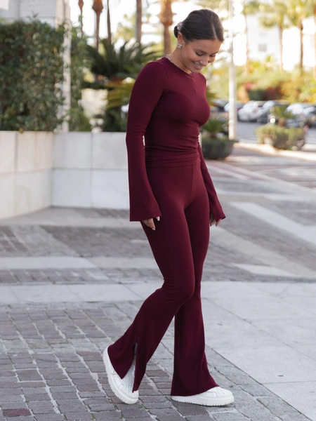 Codzienny KOMPLET bluzka i dopasowane spodnie z szerokimi nogawkami z prążkowanej dzianiny wiscoza i bawełna bordowy X502