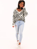 Oversizowy sweter z dekoltem V zebra ecru k249