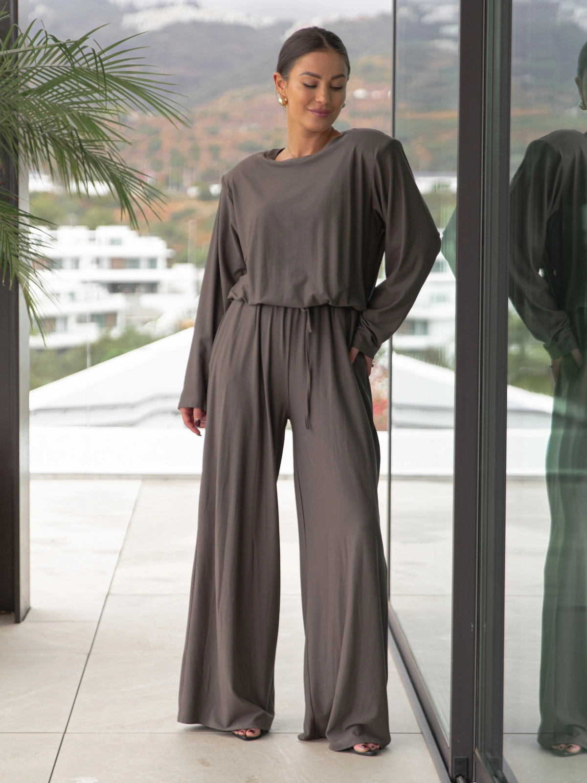 Komfortowy luźny KOMBINEZON z wiscozy z poduszkami na ramionach dark mokka X472 k01