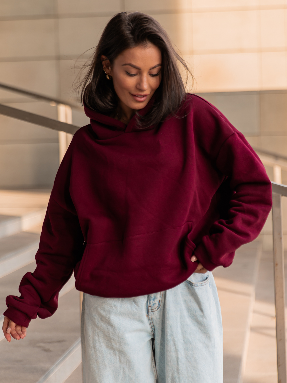 Dresowa bawełniana BLUZA z kapturem kangurka o klasycznym kroju bordowa X350