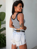 Bawełniany krótki top na szerszych ramkach z dekoltem z dzianiny prążkowanej biały w czarne paski D277 k01