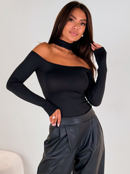 Dopasowana BLUZKA opuszczana na ramiona z chokerem z gładkiej dzianiny czarna E538