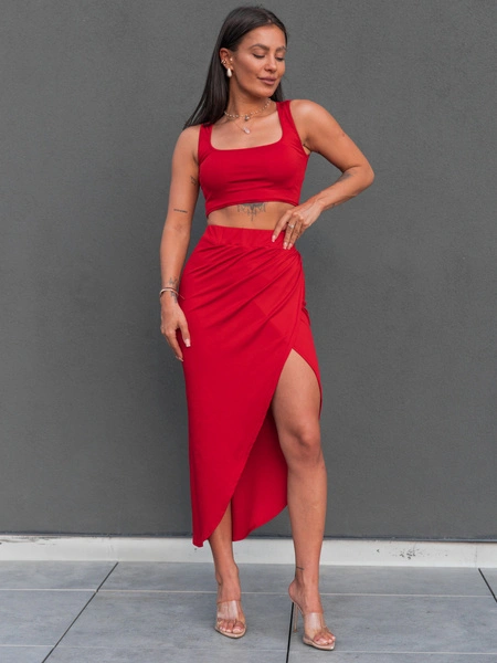 KOMPLET dopasowany top krótki na ramkach i maxi asymetryczna spódnica przekładana czerwona E303 k01