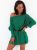 Luźna sukienka swetrowa opuszczana na jedno ramię zielona k260