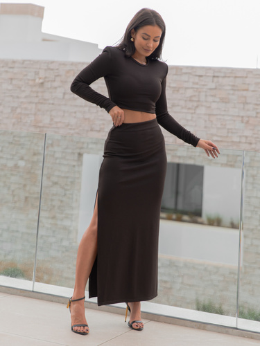 Elegancki KOMPLET krótka bluzka z poduszkami na ramionach i spódnica maxi z rozporkiem czekoladowy X455