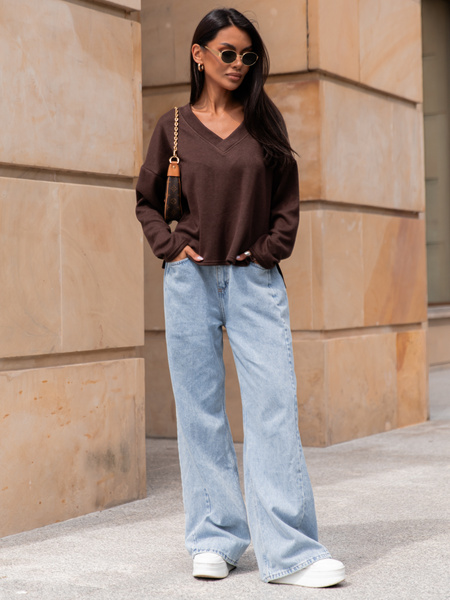 Luźny codzienny SWETER o klasycznym splocie z dekoltem w serek czekoladowy X301