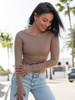 Dopasowana BLUZKA z dekoltem typu łódka z modalu o fakturze prążka mokka X7 k01