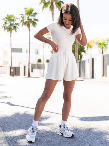 Codzienny KOMPLET bluzka z krótkim rękawem i luźne spodenki z wysokim stanem z wiskozy ecru E239 k01