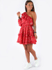 ASYMETRYCZNA ROZKLOSZOWANA SUKIENKA NA JEDNO RAMIĘ czerwona w kwiatki B171 k01