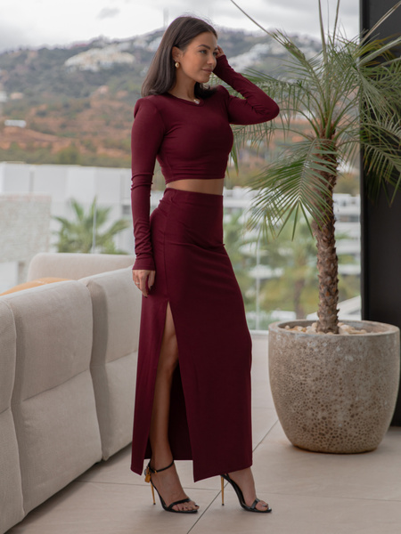 Elegancki KOMPLET krótka bluzka z poduszkami na ramionach i spódnica maxi z rozporkiem bordowy X455