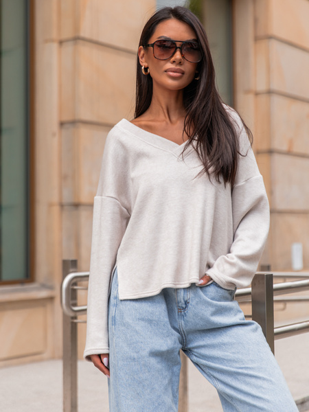 Luźny codzienny SWETER o klasycznym splocie z dekoltem w serek beżowy X301