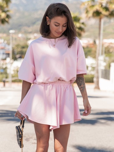 Dresowy bawełniany KOMPLET bluza z krótszym rękawem bluzowana i spodenki asymetryczne baby pink X121 k01