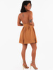 Elegancka rozkloszowana sukienka na cienkich ramiączkach camel c319 k01