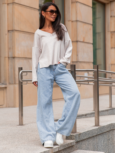 Luźny codzienny SWETER o klasycznym splocie z dekoltem w serek beżowy X301