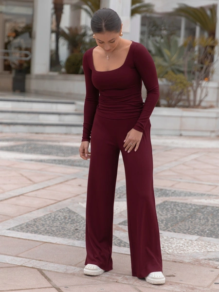 Codzienny KOMPLET bluzka z kwadratowym dekoltem i dopasowane spodnie z szerokimi nogawkami z prążkowanej dzianiny wiscoza i bawełna bordowy X551