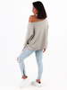 Luźny sweter opuszczany na ramię oversize beżowy c401 k01