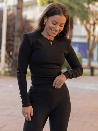 Bawełniana basicowa BLUZKA z dzianiny prążkowanej z poduszkami na ramionach czarna X465