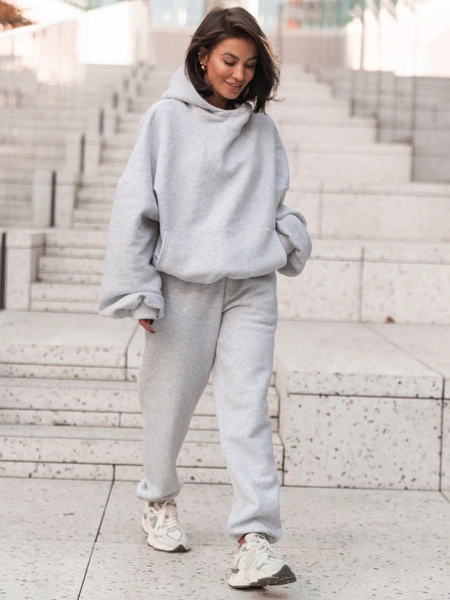 Bawełniana BLUZA z drapanego dresu z kapturem na stójce z kieszeniami kangurka szary melanż E1