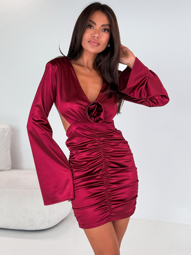 Elegancka satynowa SUKIENKA z długim rękawem z ozdobną materiałową różą bordowa E526 k01