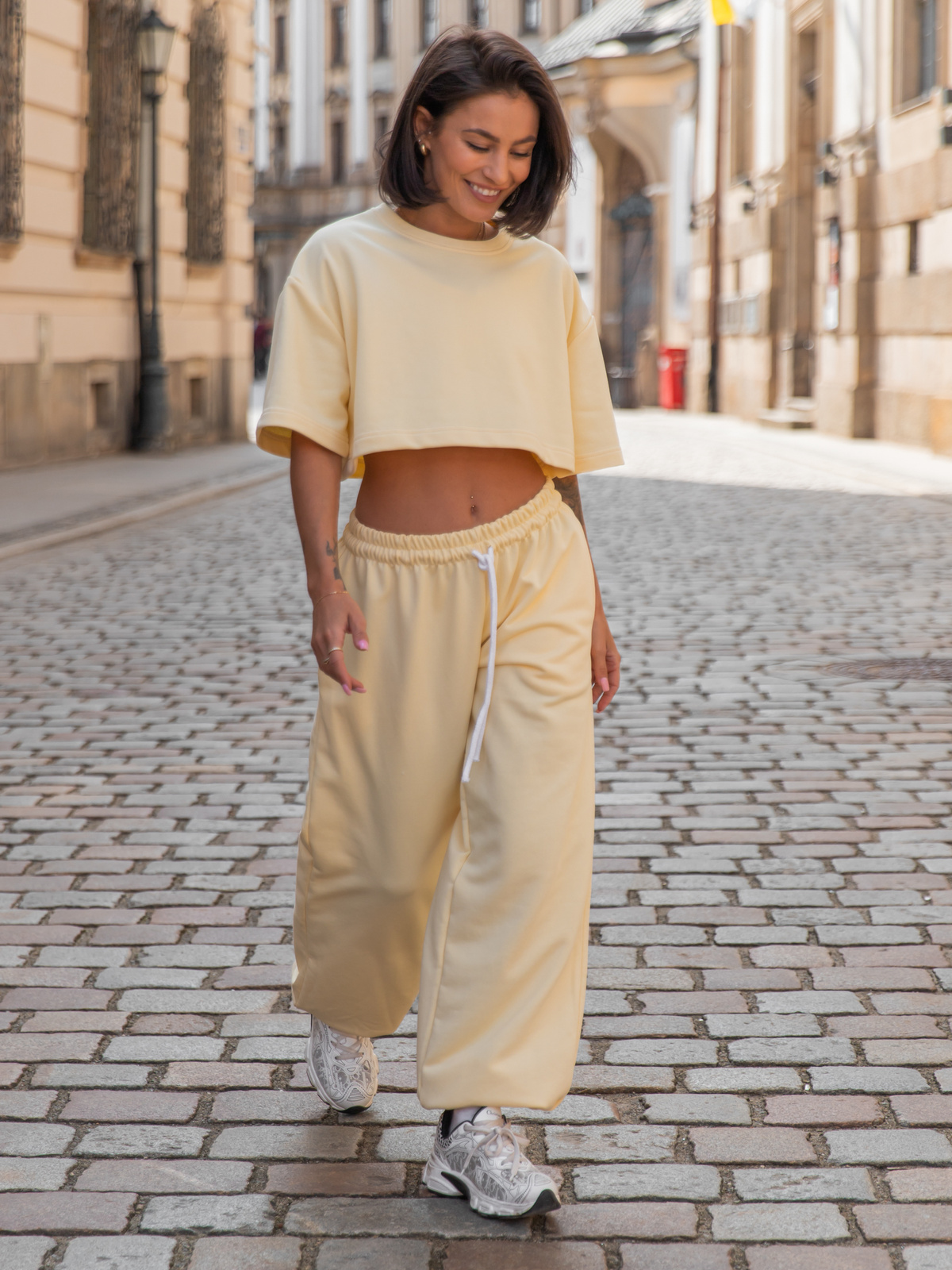 Luźne SPODNIE baggy ze sznurkiem z bawełnianej dresówki niedrapanej od wewnątrz butter yellow jasny żółty X217 k01