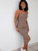 Ołówkowa dopasowana sukienka midi z guzikami na ramkach z prążka cappuccino D252 k01