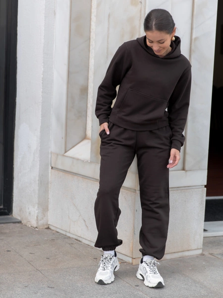 Dresowy bawełniany KOMPLET bluza z kapturem kangurka i spodnie czekoladowy X550