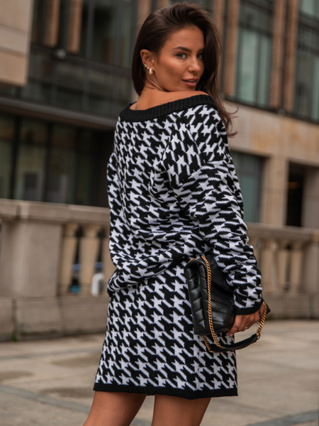 SWETER dekolt V pepitka K282