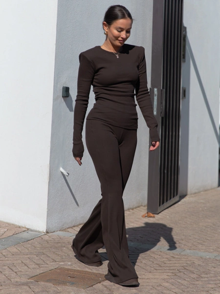 Bawełniana basicowa BLUZKA z dzianiny prążkowanej z poduszkami na ramionach czekoladowa X465