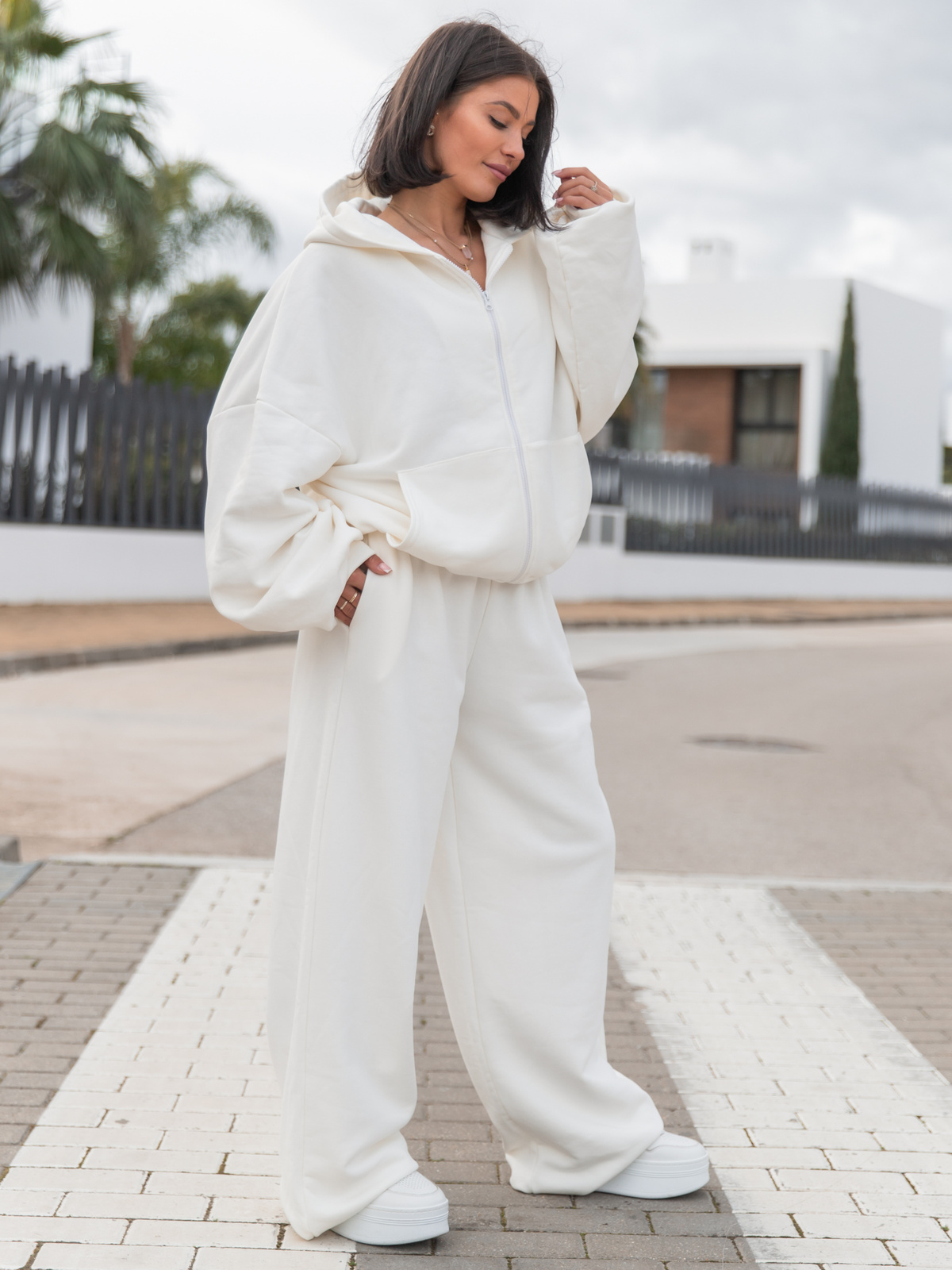 Oversizowa BLUZA z kapturem zapinana na zamek bluzowana kangurka z bawełnianej dresówki ecru X1 k01