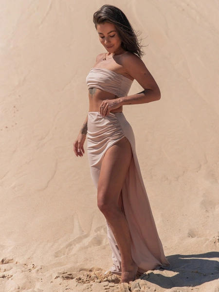 Dopasowany KOMPLET top opaska i maxi spódnica z wycięciem na nogę beżowy X132 k01