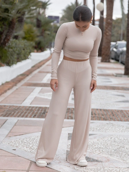 Codzienny KOMPLET krótka bluzka bez dekoltu i dopasowane spodnie z szerokimi nogawkami z prążkowanej dzianiny wiscoza i bawełna beżowy X552