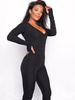 Dopasowany kombinezon z elastycznej dzianiny z dekoltem V czarny d025 k01