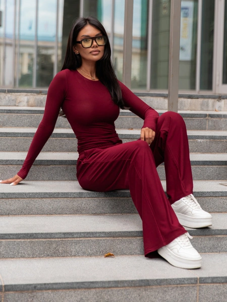 Wiskozowy KOMPLET dopasowana bluzka z długim rękawem i luźne spodnie bordowy E351