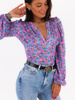 Dopasowana bluzka z szerokimi rękawami fioletowa w niebieskie kwiatki c179 k01