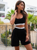 KOMPLET welurowy z kontrastowymi ściągaczami dopasowany top na ramkach i luźne spodenki czarny D303