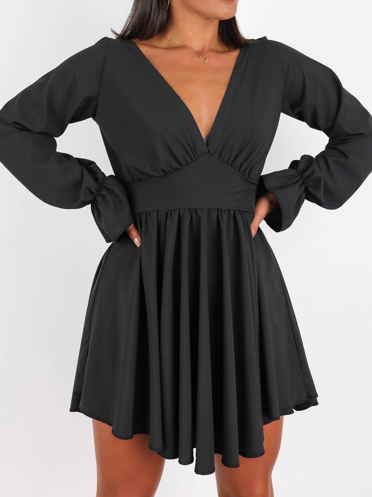Elegancka asymetryczna sukienka z dekoltem czarna a167