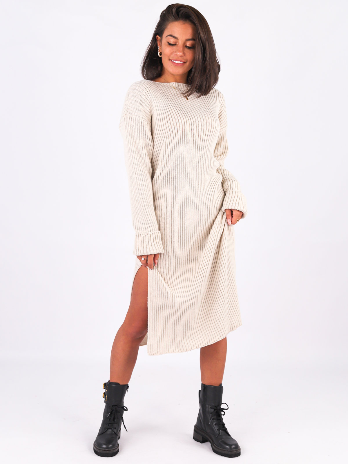 Sweter midi sukienka z rozporkami po bokach beżowy k07