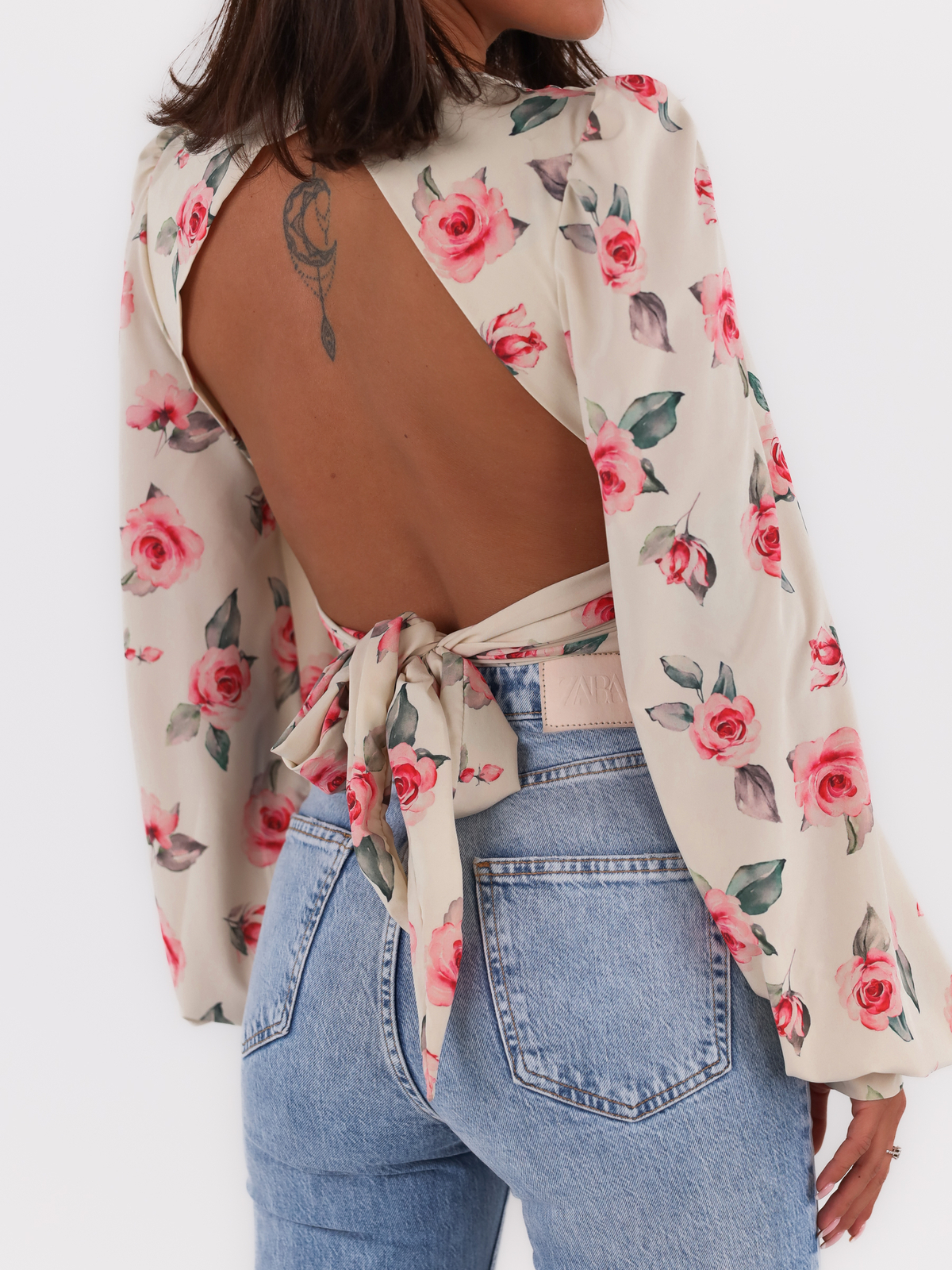 Zwiewna bluzka z dekoltem wiązana na plecach beżowa w róże C146 k01