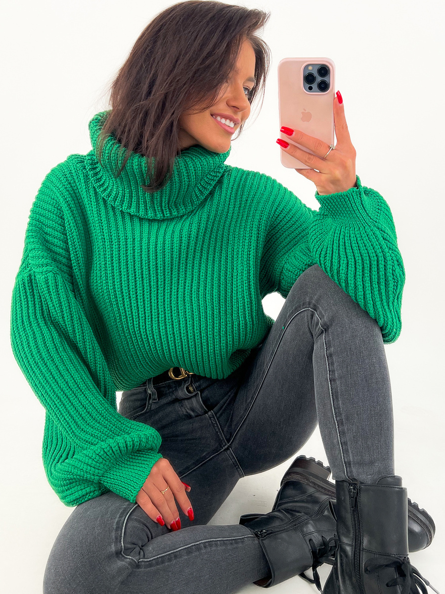 Светр типу oversize з гольфом зелений K253
