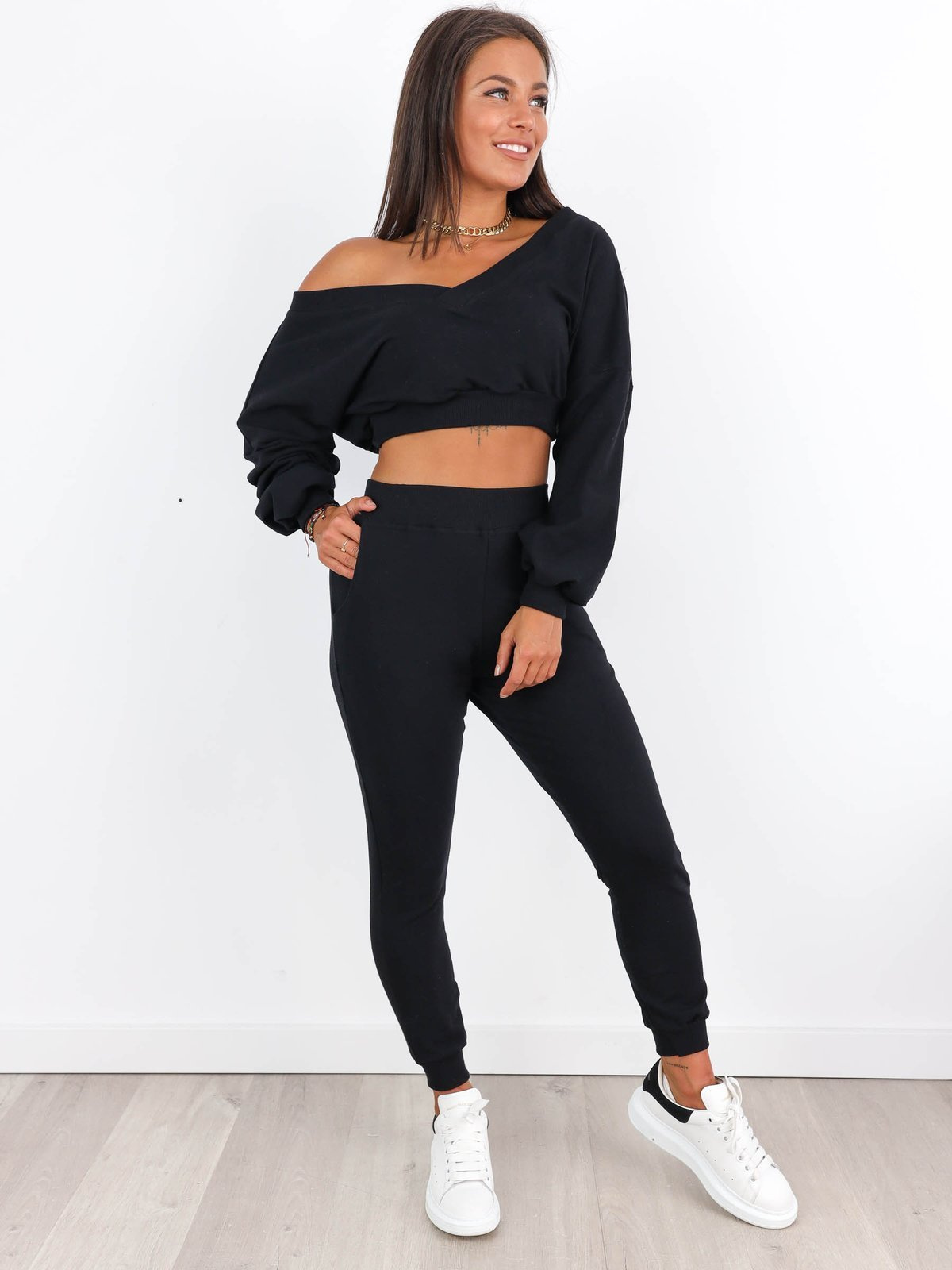 Dresowy komplet bluza z dekoltem w serek+spodnie czarny a180 k01