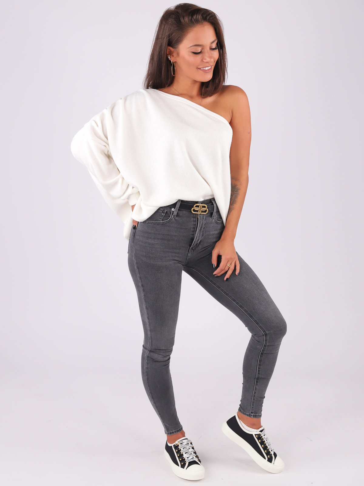 Sweter gładki asymetryczny jeden rękaw oversize biały b200 kk01