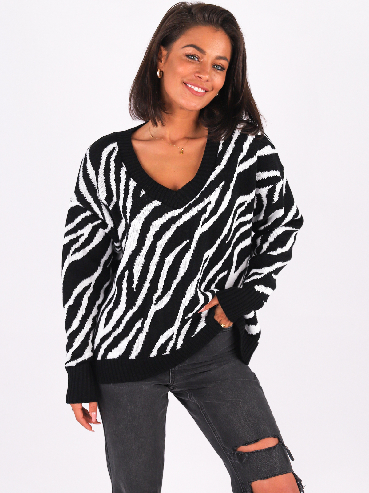 Sweter z dekoltem w serek zebra oversize czarno biały k01