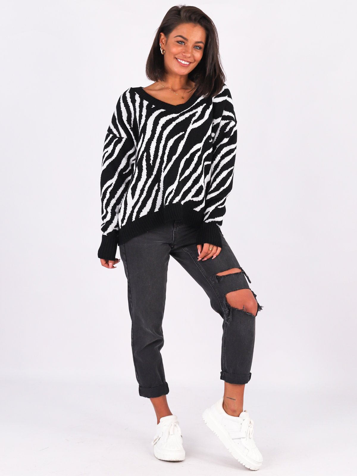 Sweter z dekoltem w serek zebra oversize czarno biały k01