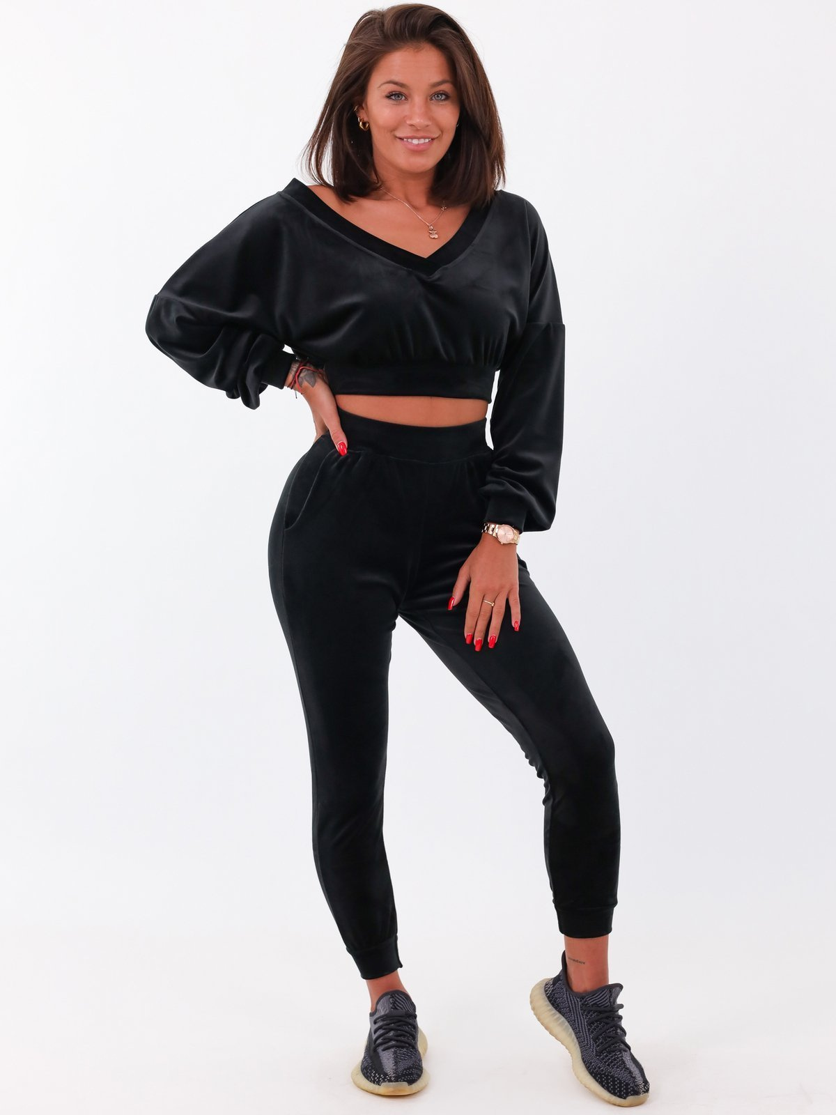 Welurowy komplet bluza z dekoltem w serek+spodnie czarny b125 k01